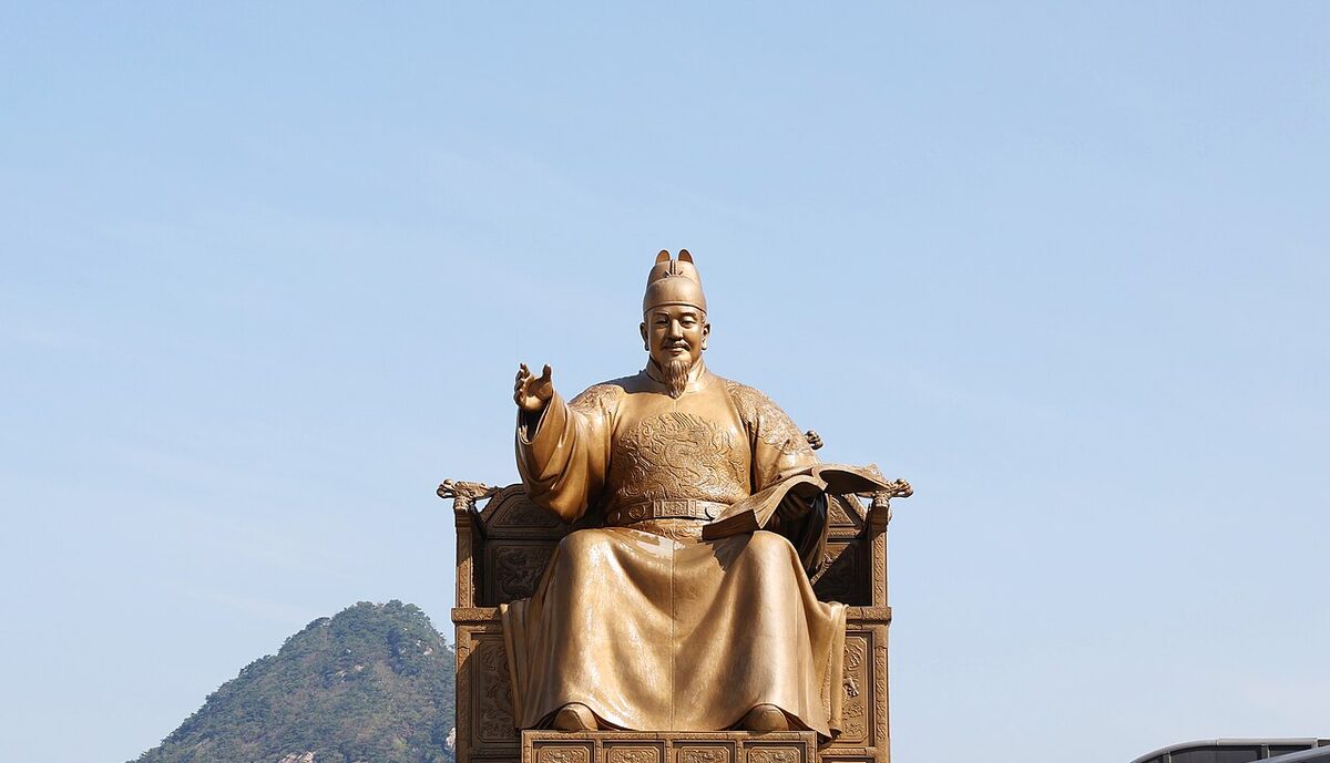 Estatua de bronce del rey Sejong, sentado, en la plaza Gwanghwamun de Seúl